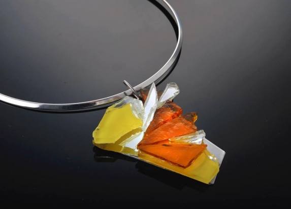 Rhodium plating necklace (Ø 13 cm). Jewel: crystal and mirror on steel base (6x5 cm)