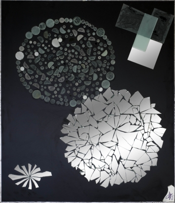 <b>Cristallo L'incontro</b>, 2008.</br>
Fragments of recycled glass and mirror, on wood. 140 x 120 cm.