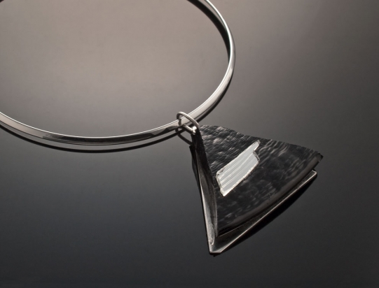 Necklace rhodium plating (Ø 13 cm). Jewel: glass and mirror on steel base