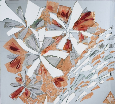 <b>Cristallo d'Acqua</b>, 2009. </br>
Frammenti di vetro, specchio e cristallo di recupero, su cristallo. 55x61 cm.