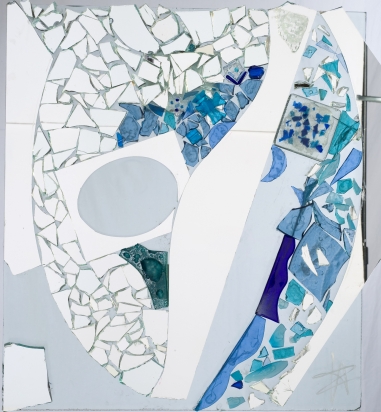 <b>Cristallo La Frattura</b>, 2009. </br>
Frammenti di vetro e specchio di recupero, su cristallo. 63x52 cm.