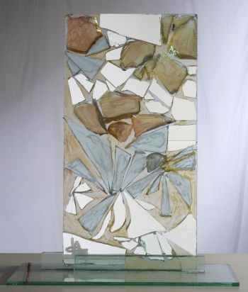<b>Cristallo L'incastro dei fiori</b>, 2010. </br>
Istallazione
Frammenti di specchio e cristallo di recupero, su cristallo, con base di cristallo. 40x40 cm.