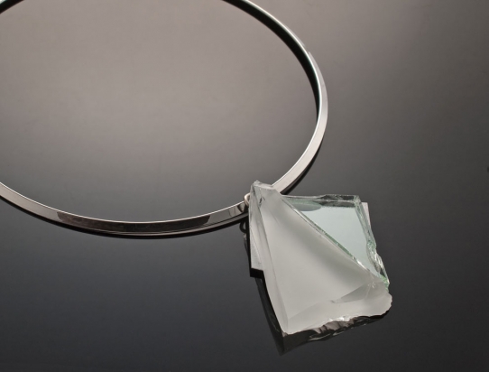 Necklace rhodium plating (Ø 13 cm). Jewel: vitreous paste and mirror on steel base