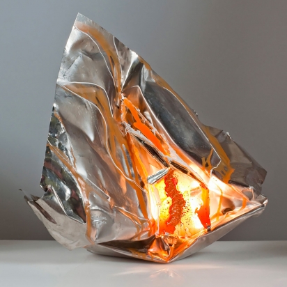 <b>Creative cavity</b>
</b>, 2016.</br>
Recycled stainless steel, glass and mirror, paint, LED lighting. 57 x 53 x 25 cm.