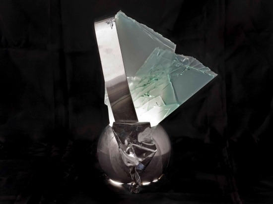 <b>Awarness</b>, 2019.</br>
Recycled stainless steel and multilayer glass, LED lighting.
35 x 35 x 20 cm.