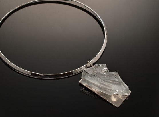 Girocollo in ottone rodiato e argento (Ø 14 cm). Gioiello (3x5x1 cm) cristallo e acciaio