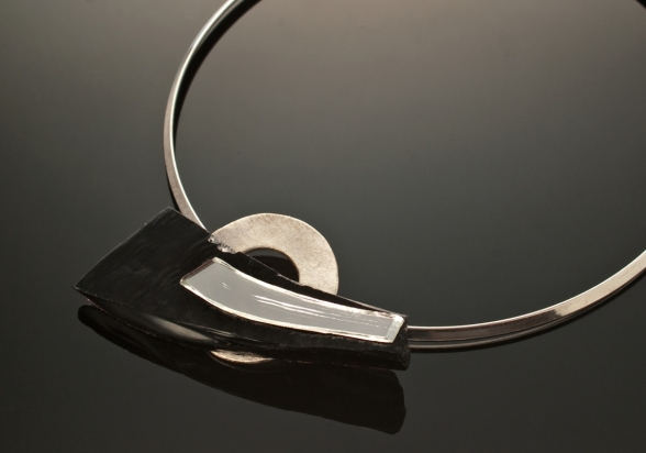 Girocollo in ottone rodiato e argento (Ø 14 cm). Gioiello (8x5x1 cm) cristallo e acciaio
