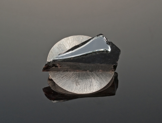 Brooch (1,9x5cm): crystal and mirror on silver plated copper base (Ø 4,1cm)