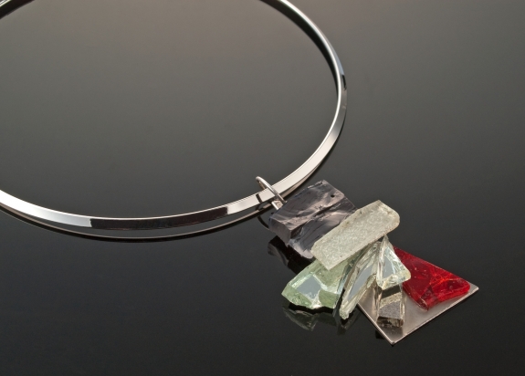 Rhodium plating necklace (Ø 13 cm). Jewel (6x4cm): mirror, vitreous paste and glass on steel base