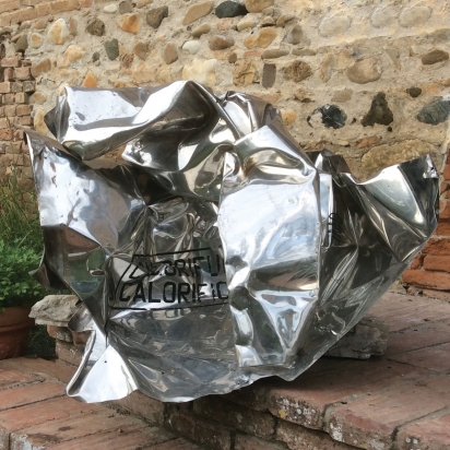 <b>Diventa chi sei</b>, 2018.
</br> Acciaio inox di recupero. 
106 x 70 x 83 cm.