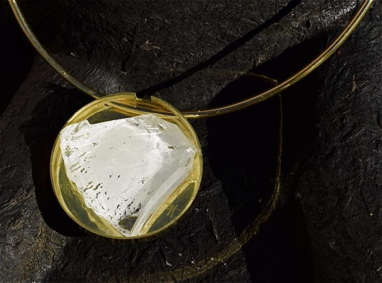 Gioiello - cristallo e ottone, Ø 5 cm.
Girocollo - ottone (Ø variabile).