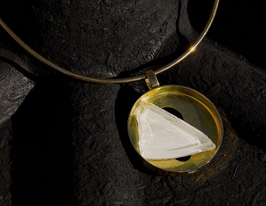 Gioiello - cristallo e ottone, Ø 5 cm.
Girocollo - ottone (Ø variabile).