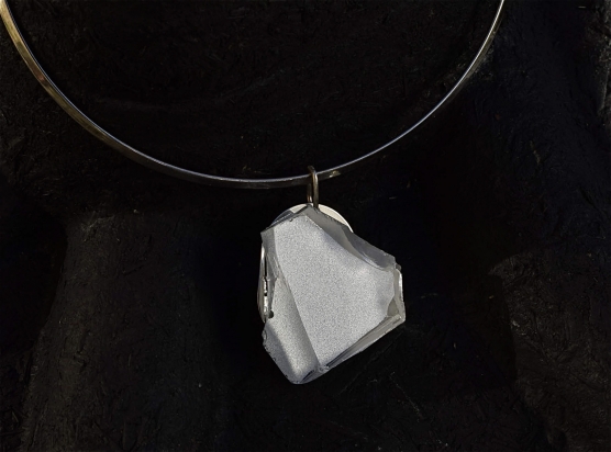 Girocollo in ottone rodiato (Ø 14 cm). Gioiello in cristallo su base in acciaio e gancio in argento