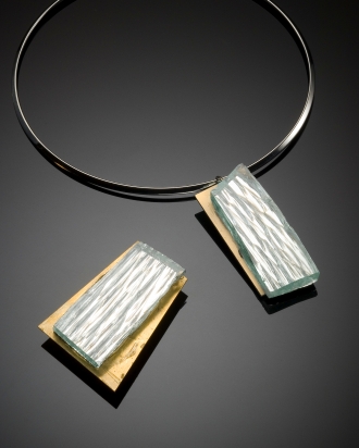 Rhodium plating necklace (Ø 13 cm). Jewel: mirror on bronze base (9 cm). Brooch: mirror on bronze base (4,3x5,7 cm)