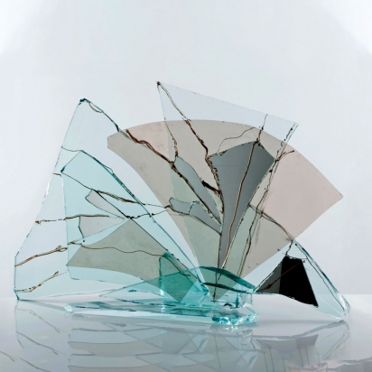 <b>Learn to live</b>, 2015. </br>
Recycled glass, crystal and mirror, paint.
75 x 50 x 23 cm.