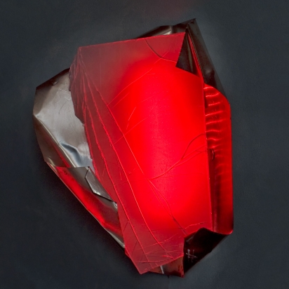 <b>Partorire sé stessi</b>, 2018.</br> 
Acciaio inox e vetro multistrato di recupero, illuminazione LED di colore rosso. 46 x 58 x 33 cm.