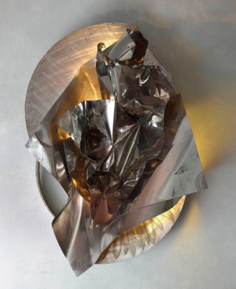 <b>Fold and unfold</b>, 2018. Made from recycled stainless steel and multilayer glass, lighting LED.
60x90x43 cm.