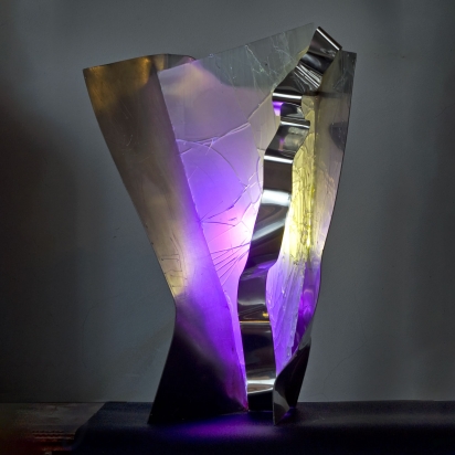 <b>Taiko</b>
</b>, 2017.</br>
Recycled stainless steel and multilayer glass, double LED lighting with color variation. 53 x 78 x 27 cm.