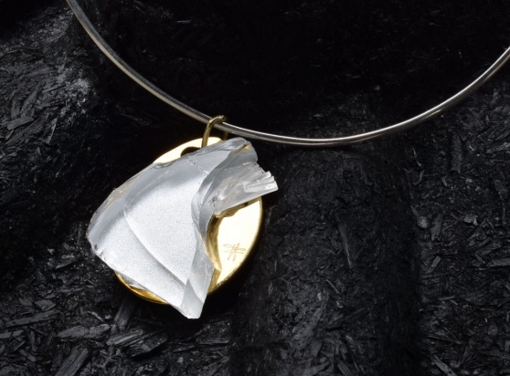 Girocollo in argento (Ø 15 cm). Gioiello (4x4,5x1 cm) cristallo e bronzo
