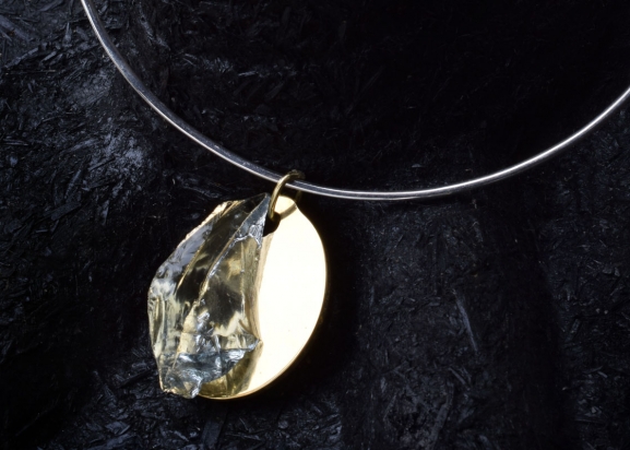 Girocollo in argento (Ø 15 cm). Gioiello (4x4,5x2 cm) cristallo e bronzo