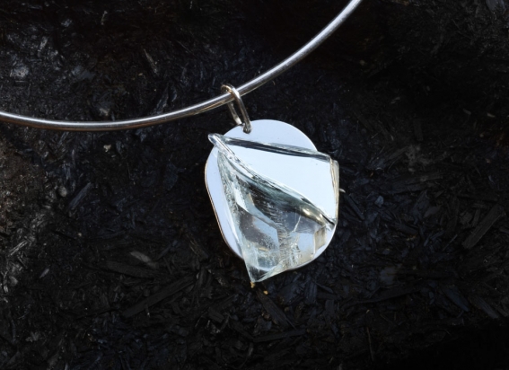 Girocollo in argento (Ø 15 cm). Gioiello (3x3,5x1 cm) cristallo, specchio e acciaio