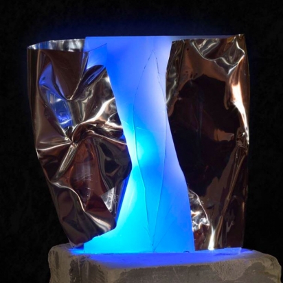 <b>Terzo paesaggio interiore</b>, 2017.</br>
Recycled stainless steel and multilayer glass, LED lighting with color variation.
60 x 62 x 43 cm.