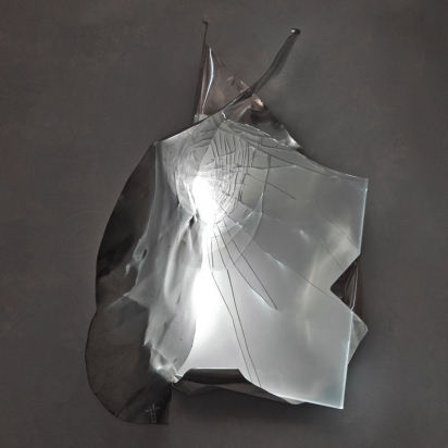 <b>Vai alla fonte</b>, 2019.</br> 
Acciaio inox e vetro multistrato di recupero, illuminazione LED. 54 x 75 x 44 cm.