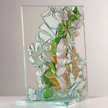 <b>Water crystal</b>, 2011.</br>
Recycled colored glass, crystal and mirror, paint. 43 x 47 x 13 cm.