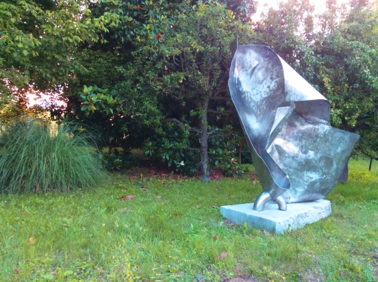 <b>In the flow</b>, 2020.</br>  
Recycled stainless steel, Luserna stone. 157 x 210 x 90 cm.