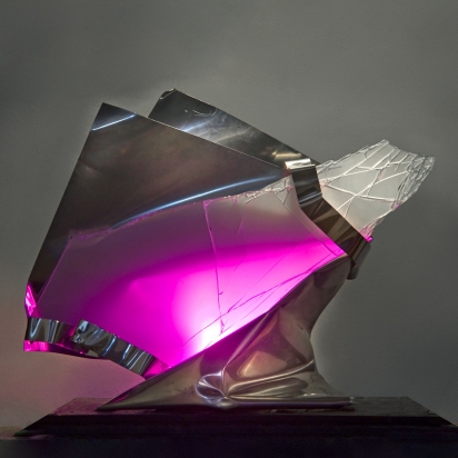 <b>Tribute to protecting ancestors</b>, 2017.</br> 
Recycled stainless steel and multilayer glass, LED lighting with color variation.
78 x 64 x 51 cm.