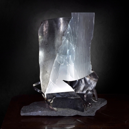 <b>La felicita’ è nel viaggio non nella destinazione</b>, 2019.</br>
Acciaio inox e vetro multistrato di recupero, pietra di Luserna, illuminazione LED.
29 x 39 x 23 cm.