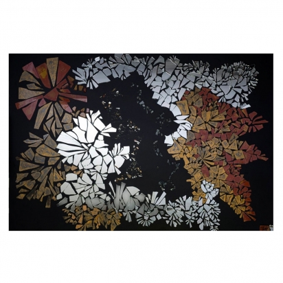 <b>Preghiera a Lucerna</b>, 2009.</br> Frammenti di specchio e vetro di recupero, vernice, su tavola.
185  x 130 cm.