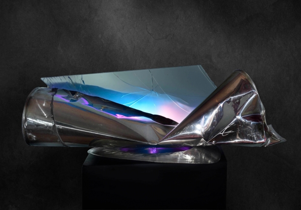 <b>Formative overlaps
</b>, 2018.</br>Recycled stainless steel and multilayer glass, double LED lighting with color variation.
103 x 35 x 53 cm.