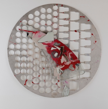 <b>Simboli</b>, 2011.</br>
Alluminio, vetro e specchio di recupero, pittura. diametro 71 cm.
