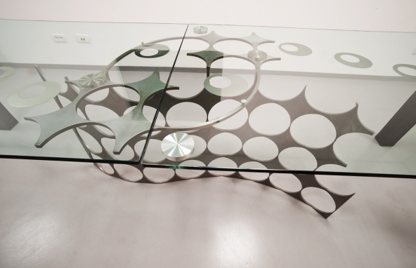 Tavolo riunione in vetro, ferro e alluminio di recupero, 90x300 h 75cm